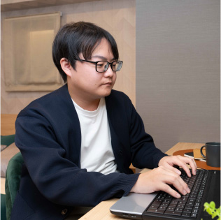仕事をする父親 イメージ写真